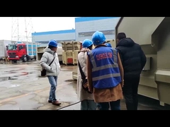 Заказчики из Вьетнама посещают завод для тестирования вакуумного всасывающего грузовика